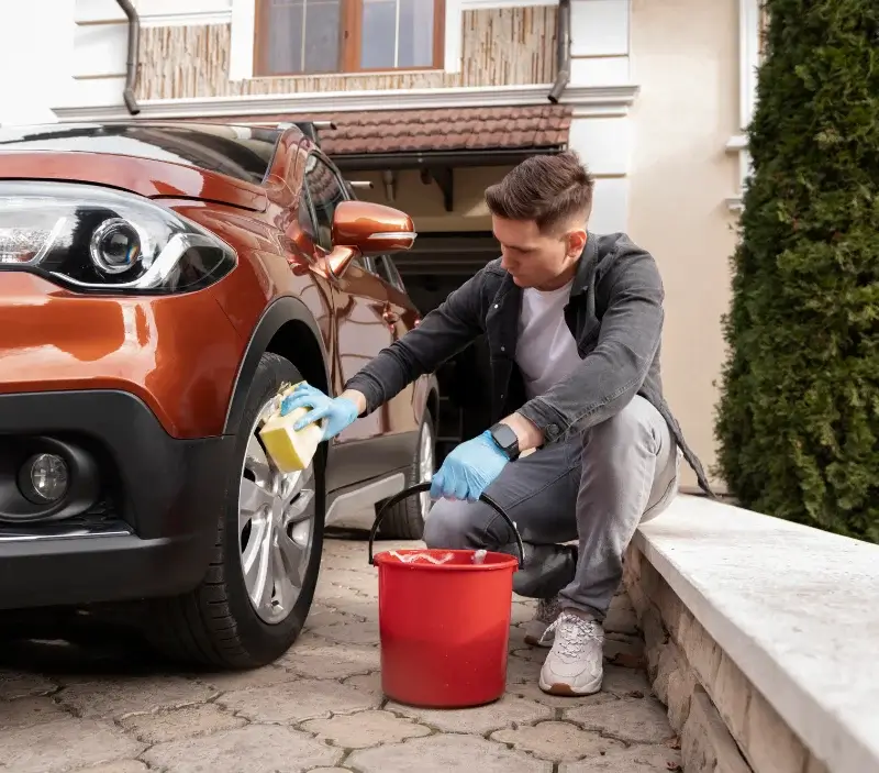 Lavage auto à domicile Saint-Jacques-de-la-Lande : professionnel intervenant sur un véhicule